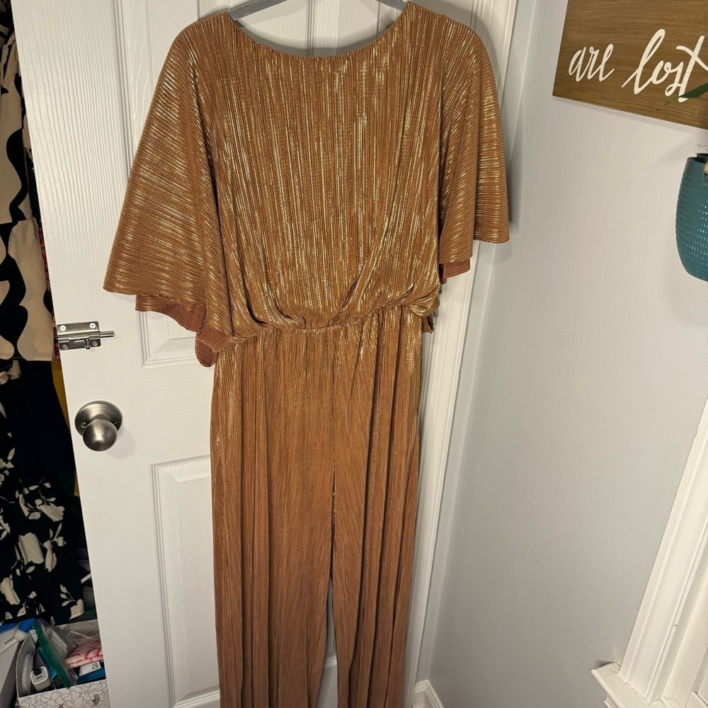 Beautiful gold jumpsuit🌟